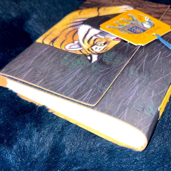 NWT- India Journal with a tiger image wrapped around the entire book w/ button - Picture 4 of 12
